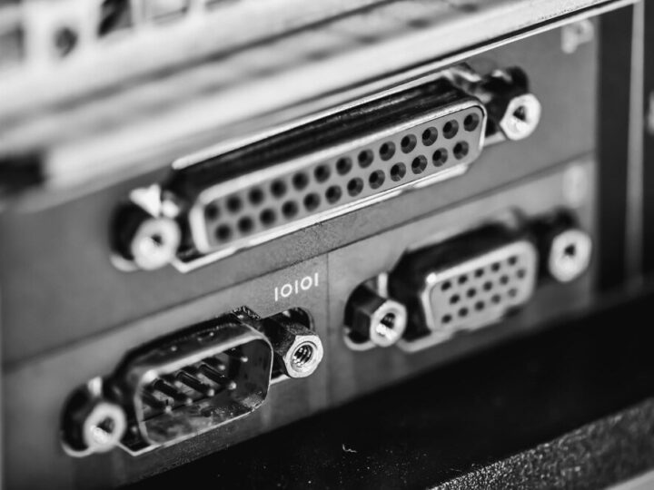 Podstawy złącza VGA: Co musisz wiedzieć o portach i wtyczkach VGA