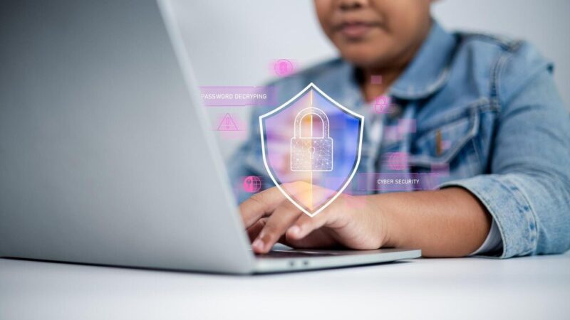 Bezpieczeństwo w sieci: Jak unikać fałszywych witryn i oszustw online